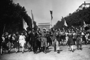 La foule en liesse fête la victoire sur les Champs Elysées, à Paris